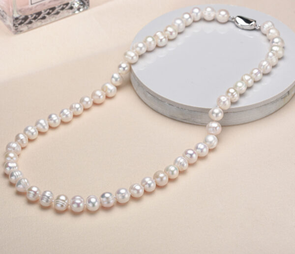 Collar de perlas y broche de plata