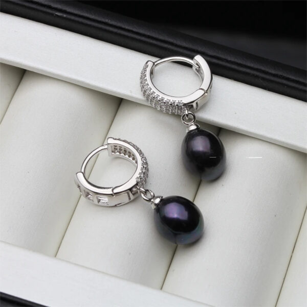Aretes circulares de plata con incrustaciones de zirconias y una bella perla ovalada - Imagen 4