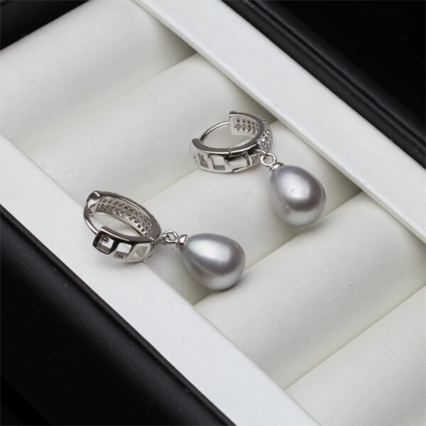 Aretes circulares de plata con incrustaciones de zirconias y una bella perla ovalada - Imagen 2